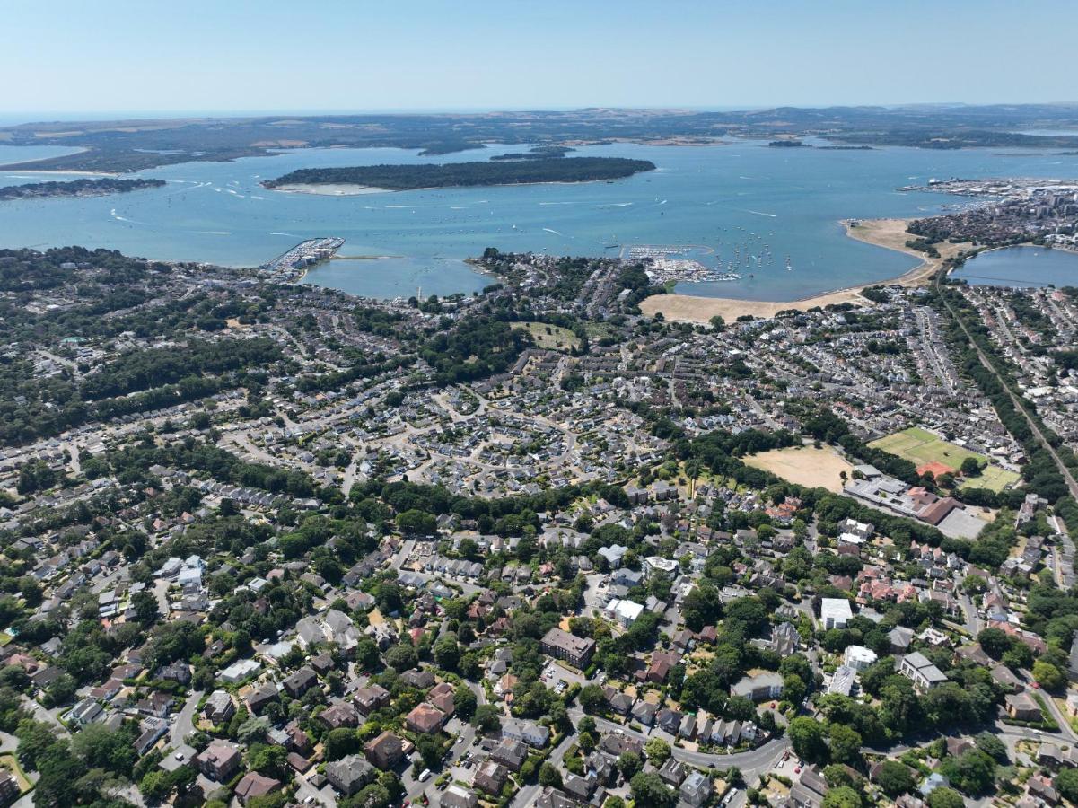 Entire Seaside Luxury Home With On Site Parking! Poole Buitenkant foto