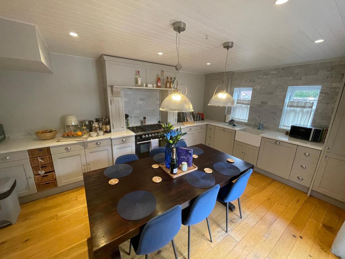 Entire Seaside Luxury Home With On Site Parking! Poole Buitenkant foto